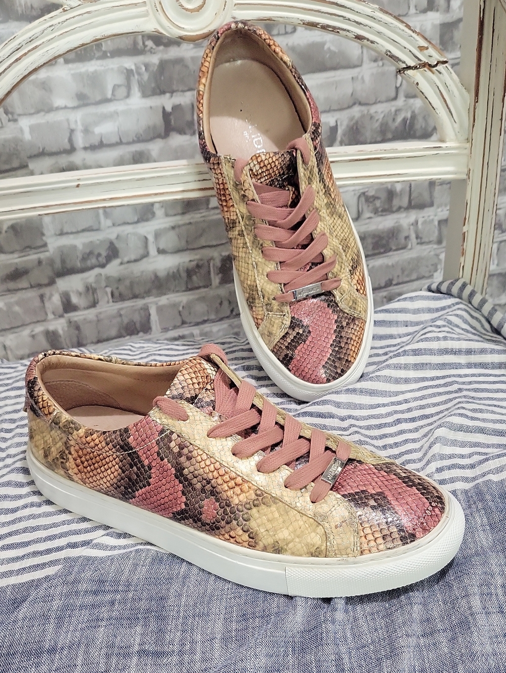 J Slides Pink & Cream Snake-Print Low-Top Sneakers Womens 8.5 Shoe